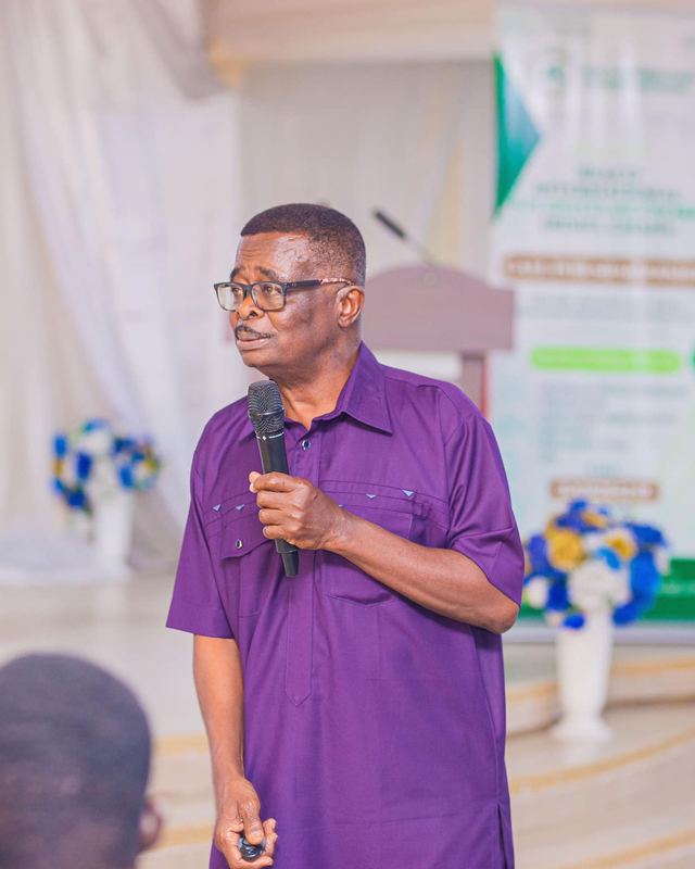 A speaker presents at a REACO session
