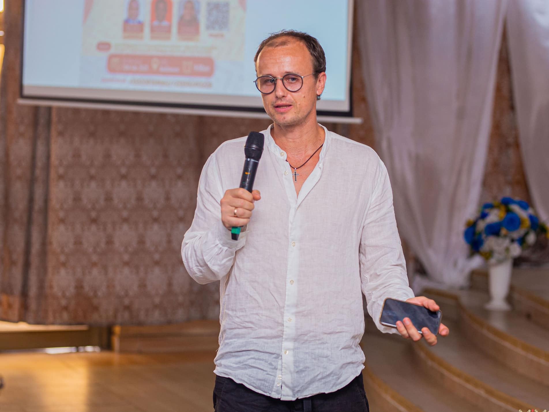 A guest lecturer speaking to participants at a REACO session